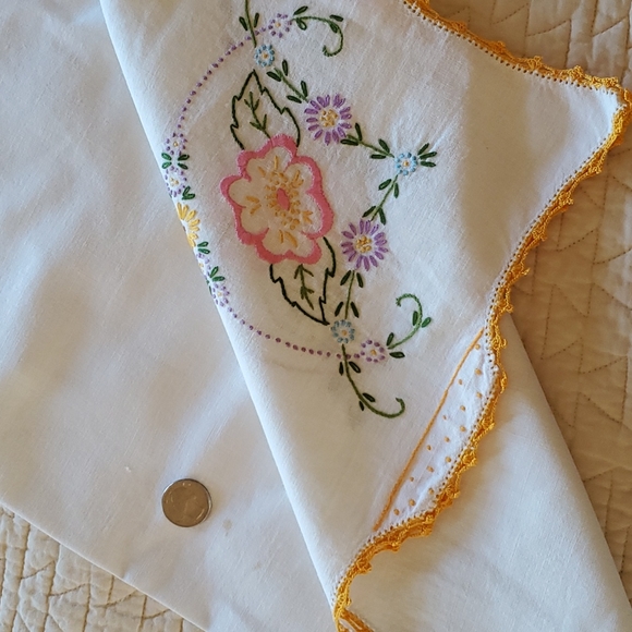 Matching embroidered table linen set - Picture 7 of 11